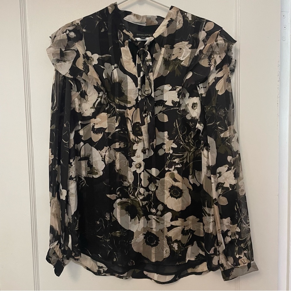 Banana Republic Black and Cream Floral Blouse size large